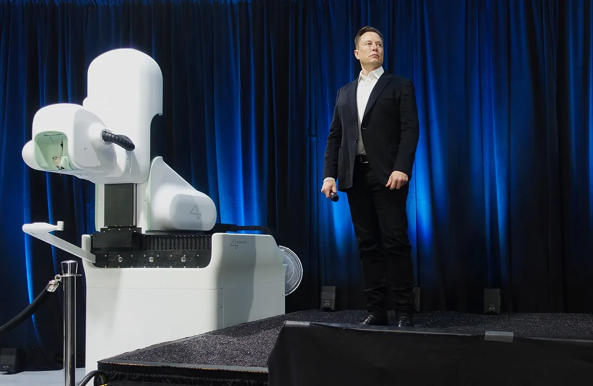Elon Musk na apresentação da Neuralink em 2020, empresa que conecta o cérebro a computadores