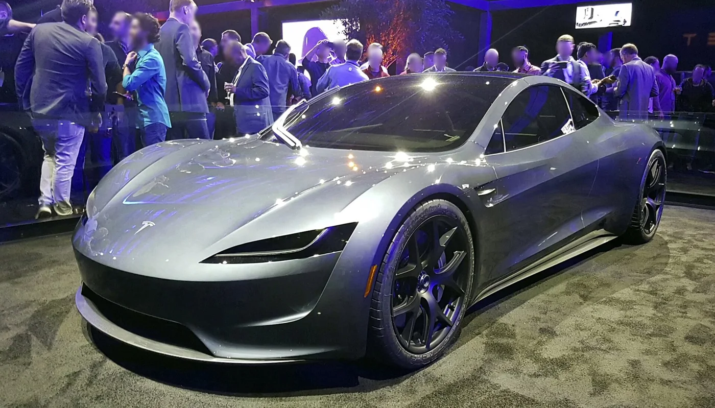 Novo Tesla Roadster prateado no evento de lançamento de 2017, cercado pelo público