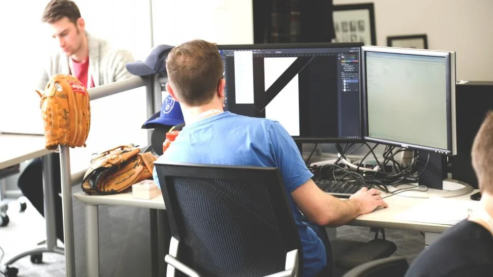 Equipe trabalhando em computadores em um escritório