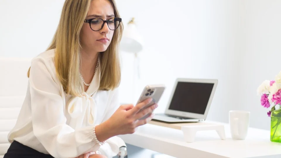 Profissional usando celular corporativo no escritório